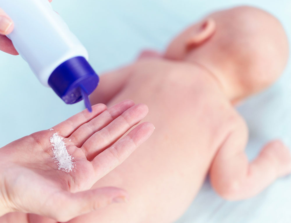 5 Cara Memakaikan Bedak Yang Aman untuk si Kecil