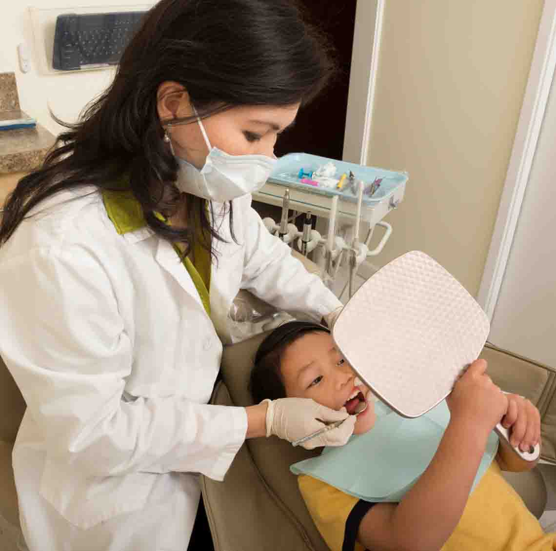 Kapan Si Kecil Harus Ke Dokter Gigi?