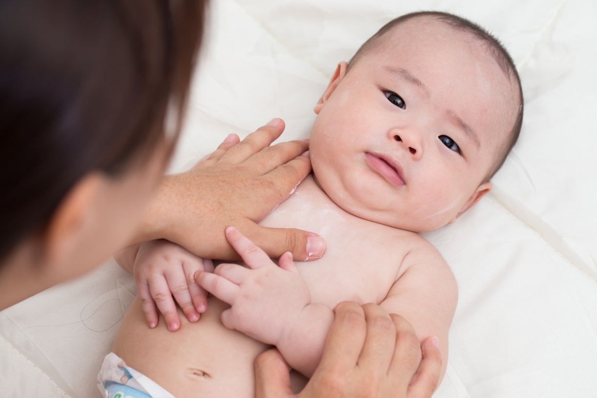 Kenali Kandungan Bedak Yang Aman untuk Bayi