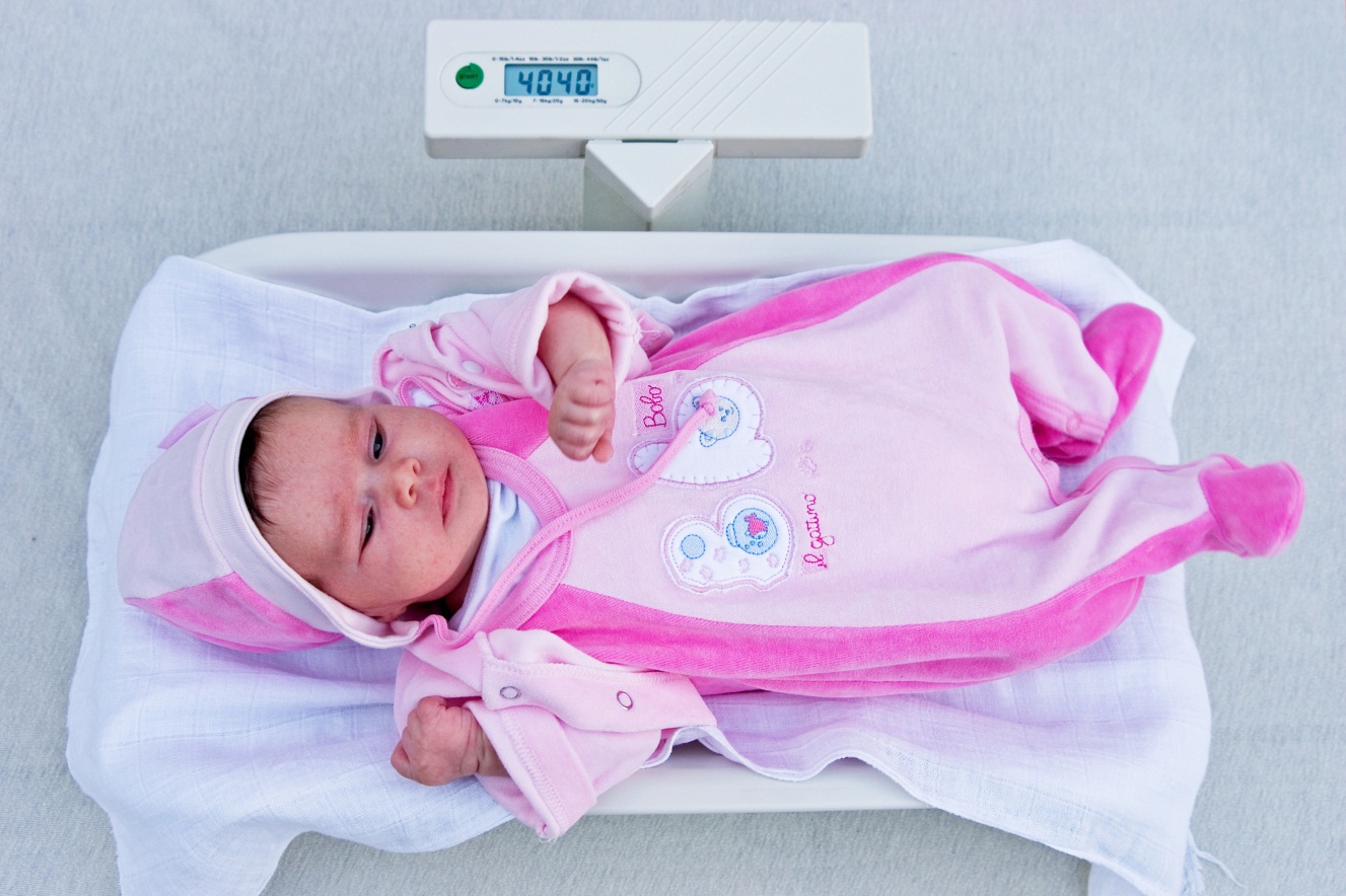 Ketahui Perkembangan Berat Badan Bayi yang Ideal