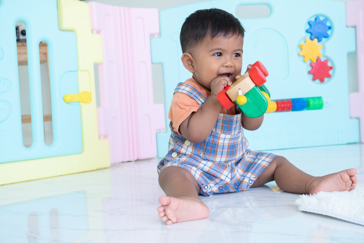 Si Kecil Sedang Fase Oral, Pastikan Mainannya Bersih Higienis