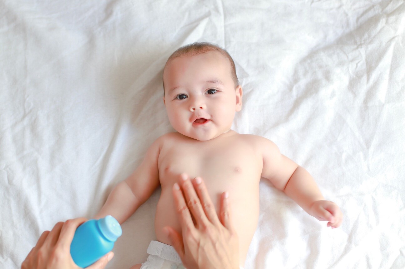 Temukan 5 Alasan Mengapa Harus Memakai Bedak Bayi